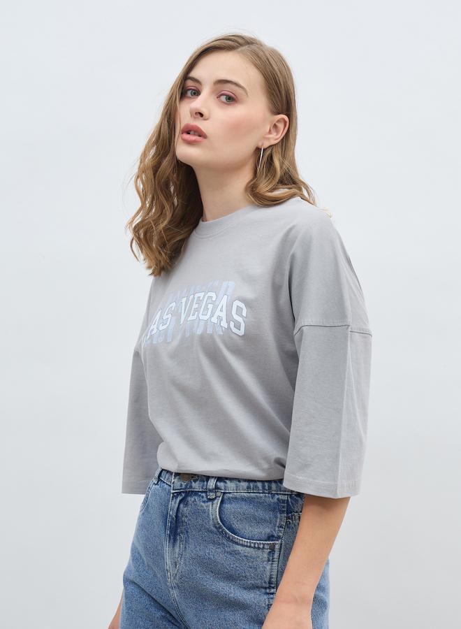 ستايلي تيشيرت واسع بطبعة شعار وأكتاف مبالغ فيها - Image 3